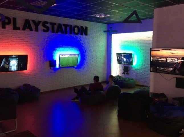 Розваги для молоді в Мукачеві: у місті запрацювала ігрова кімната PlayStation