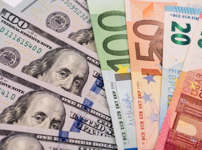 Офіційний курс валют: скільки коштує долар та євро