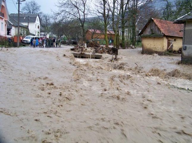На Свалявщині піднялась вода: знищено переходи та асфальтове покриття
