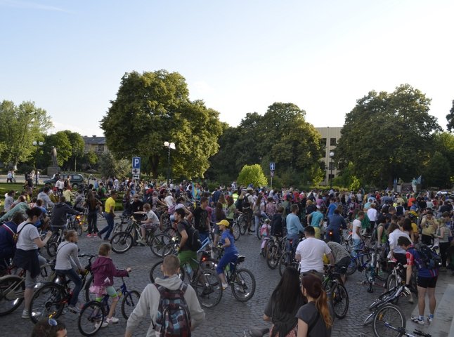 Декілька сотень велосипедистів взяли участь у велопробігу "Green Ride" та озелененні Ужгорода