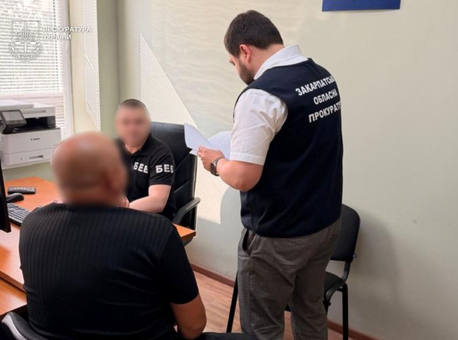 Закарпатець піде під за спробу вивезти мільйон доларів готівкою