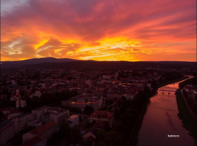 Неймовірний схід сонця в Ужгороді: у мережі опублікували фото