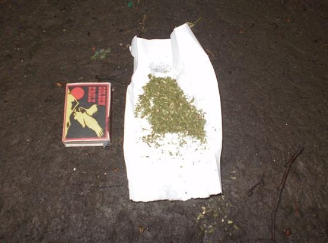 При особистому огляді у міськвідділі мукачівець вийняв з кишені згорток з марихуаною