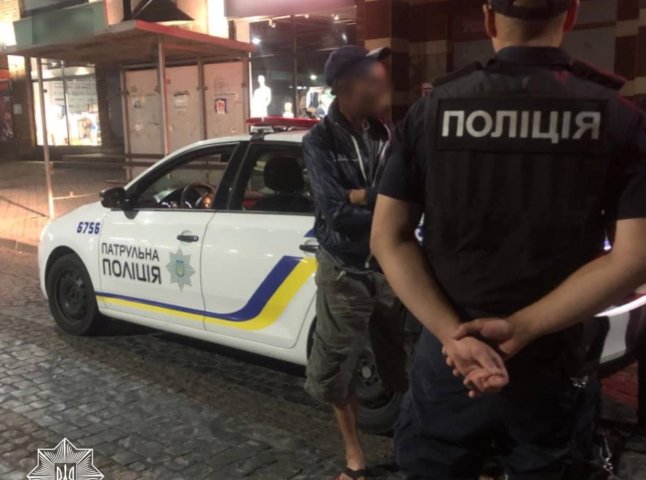 На одній із вулиць Мукачева помітили підозрілого чоловіка