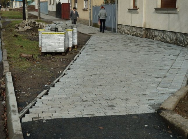 На одній із вулиць Мукачева облаштовують тротуар