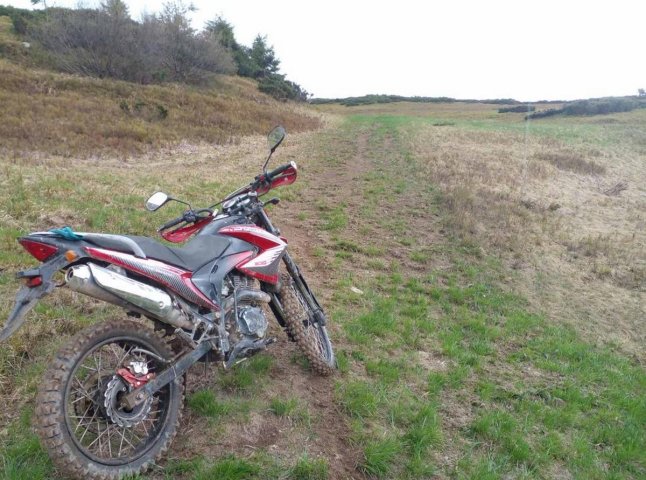 У селі Лазещина вкрали мотоцикл