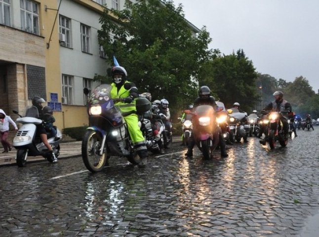 Вулицями Ужгорода проїхалися байкери на унікальних мотоциклах