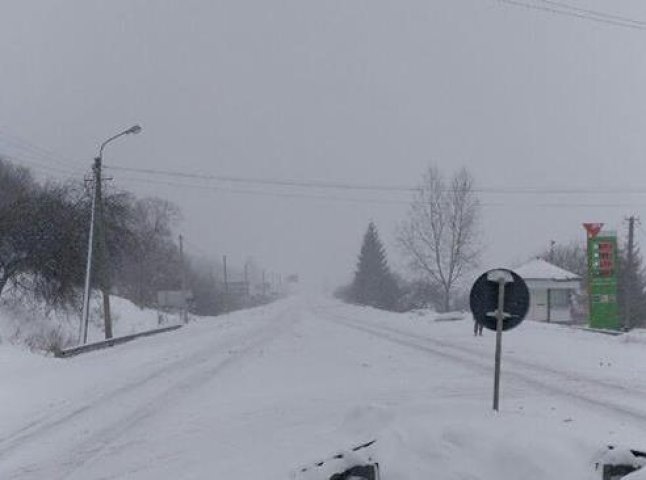 Через сильні снігопади на трасах "Київ-Чоп" та "Мукачево-Рогатин" тимчасово обмежили рух вантажівок