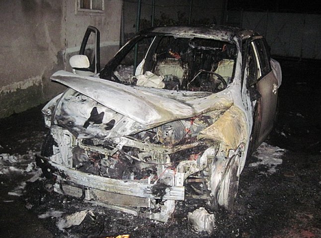У Мукачеві спалили автомобіль місцевій мешканці (ФОТОФАКТ)