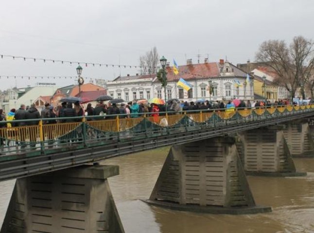 У День Соборності ужгородці утворили живий ланцюг