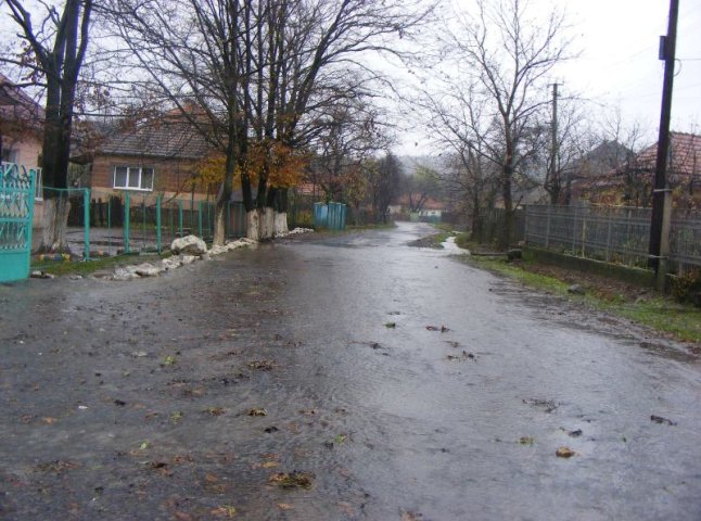 В одному із сіл Мукачівського району вода пошкодила міст, в іншому – підтопила школу