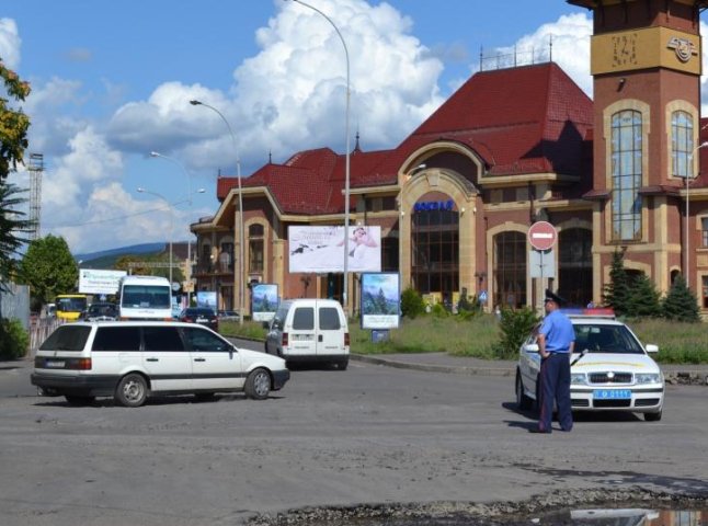 В Ужгороді поступило повідомлення про вибухівку на вокзалі, людей евакуйовано