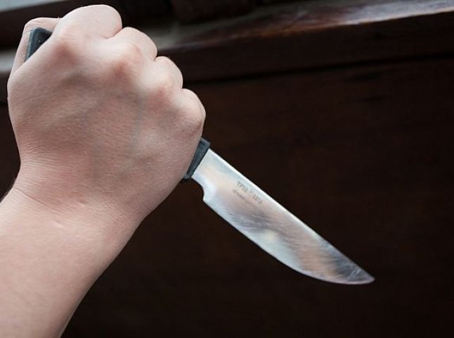 На Ужгородщині жінка поцілила кухонним ножем в область серця