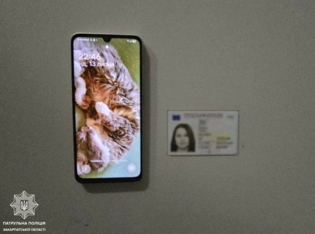 В Ужгороді від жінки зловмисник вкрав телефон і документи В Ужгороді від жінки зловмисник вкрав телефон і документи