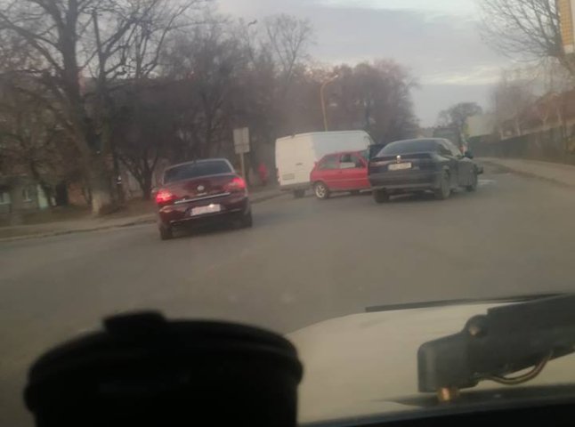 ДТП в Ужгороді: неподалік вокзалу зіткнулись дві автівки