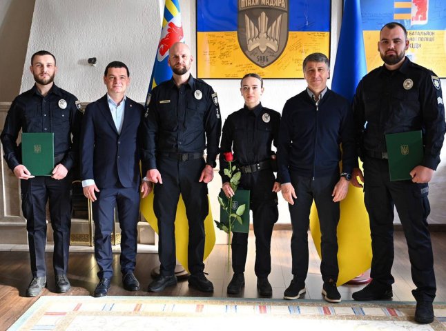 На Закарпатті відзначили поліцейських, які прибули на виклик і затримали школяра за стрільбу