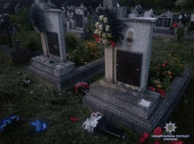 На Мукачівщині малолітні вандали "хуліганили" на кладовищі