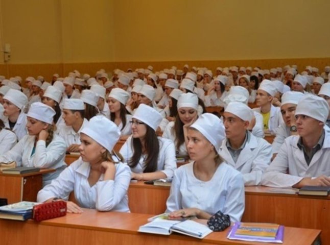 Випускникам-медикам після працевлаштування даватимуть 200 тисяч допомоги: названо умови