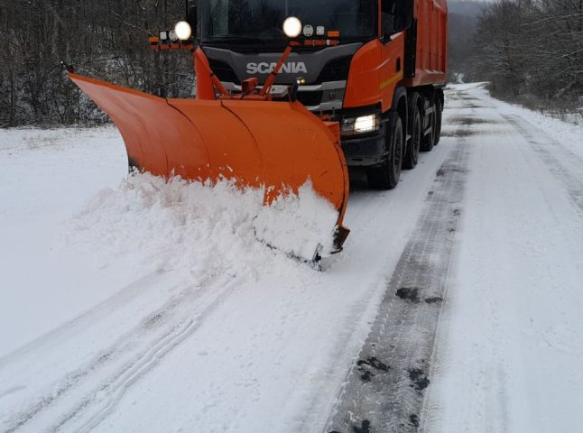 На Закарпатті автошляхи місцевого значення розчищають від снігу 17 одиниць техніки