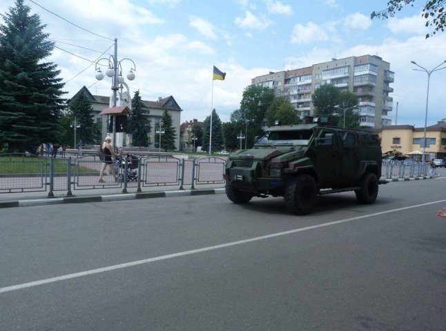 В бік Мукачева рушила колона військової техніки