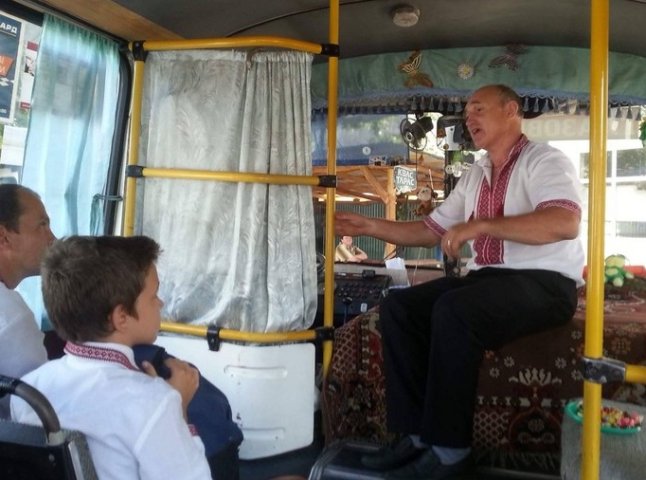 Водій автобуса у вишиванці читав пасажирам гуморески та пригощав цукерками