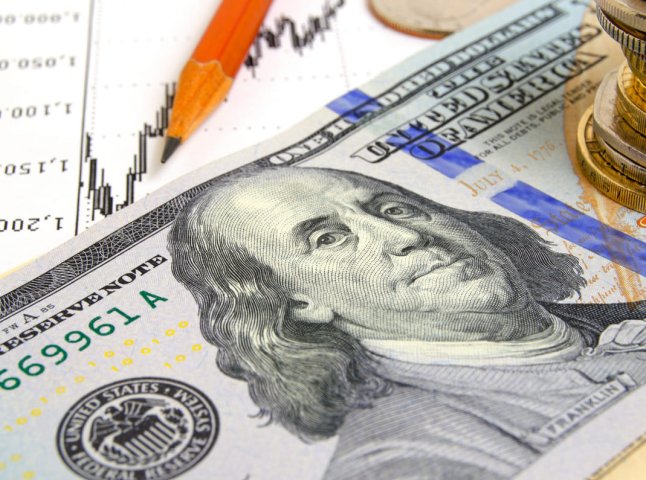 Курс долара продовжує знижуватись: аналітики дали прогноз, скільки коштуватиме валюта незабаром