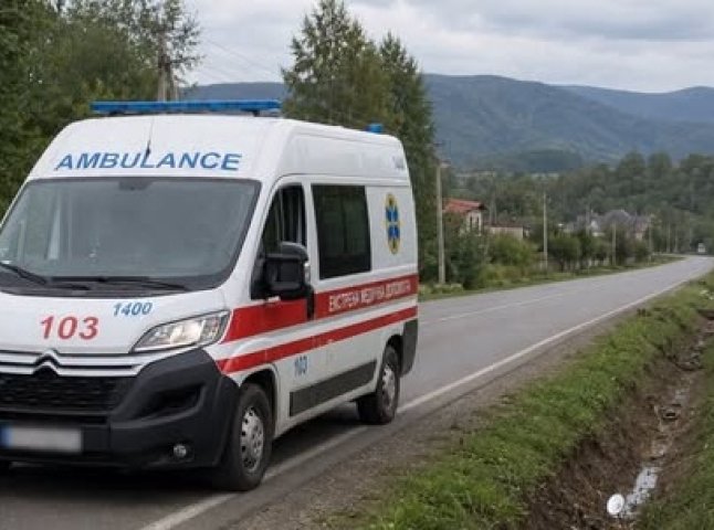 Лежав у кюветі поруч із мотоциклом: на Тячівщині розбився юнак