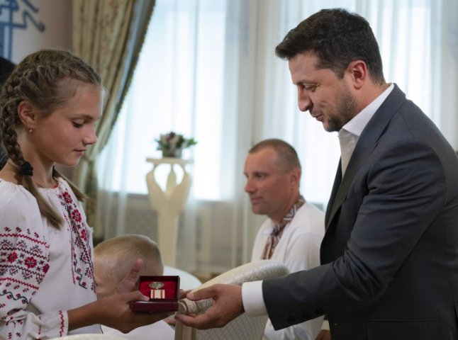 Президент Зеленський вручив медаль юній закарпатці, яка врятувала чотирьох дітей