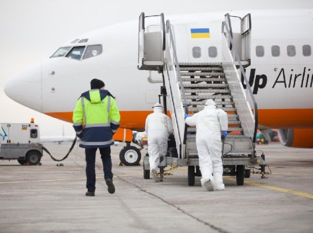 У Києві приземлився літак із українцями, яких евакуювали з Китаю
