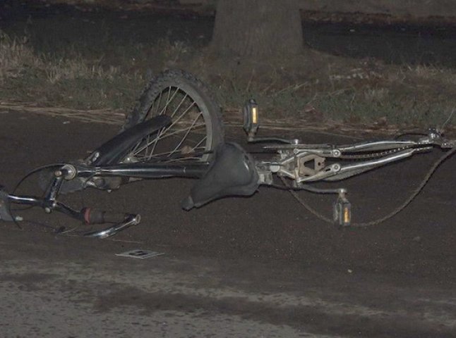 У Берегові під колесами автомобіля загинув велосипедист