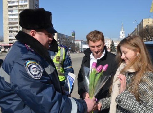 Працівники ДАІ обласного центру патрулюють вулиці міста квітами