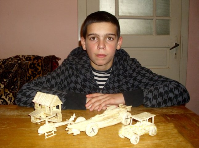 Юнак з Мукачівщини виготовляє диво-вироби із сірників (ФОТО)