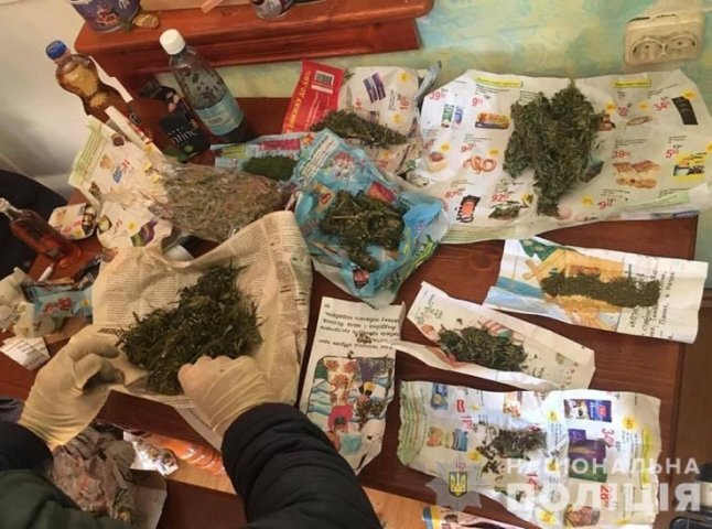На Ужгородщині у чоловіка вилучили понад 3 кілограми марихуани