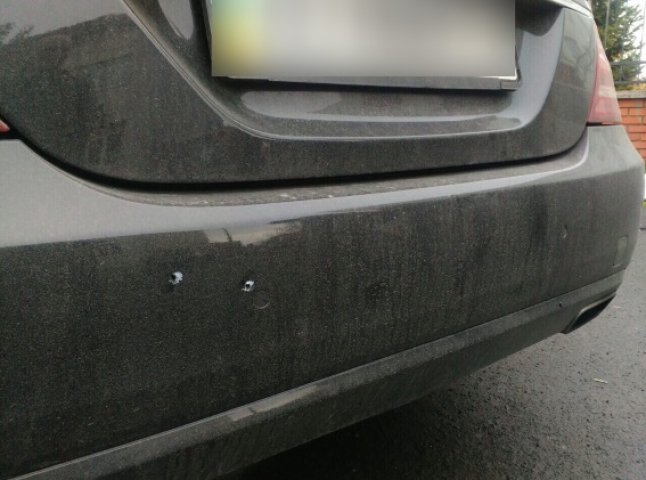 Кулі влучили у бампер авто: перші подробиці стрілянини у Чинадієві