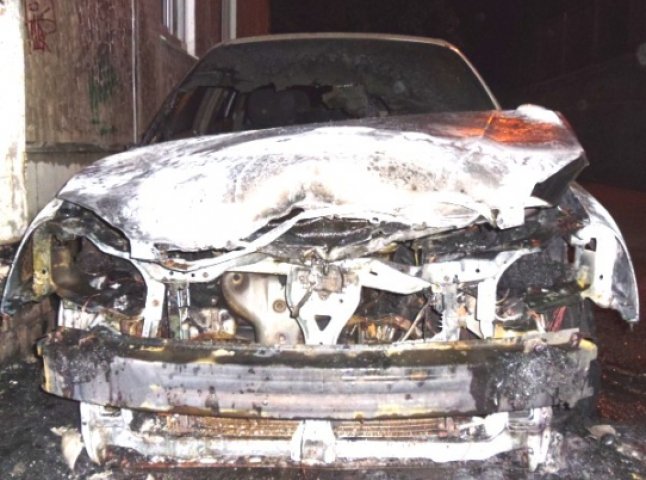 Вночі у Мукачеві горів автомобіль "Мітсубісі". Пошкоджено також "Шкоду", яка стояла поруч