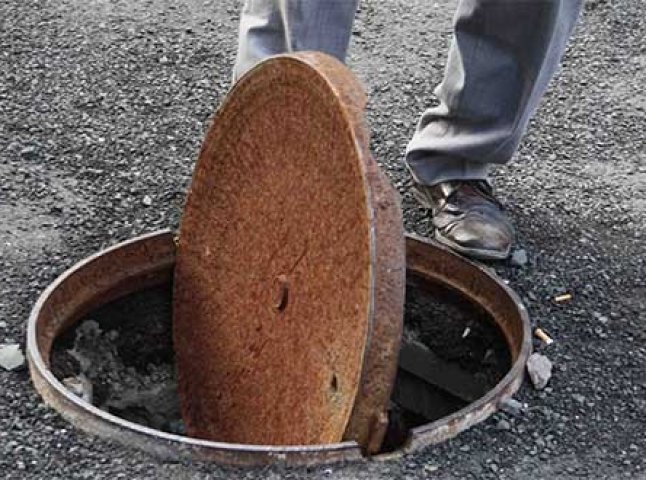 Ужгородські міліціонери перешкодили двом безробітним продати каналізаційний люк та сміттєвий бак