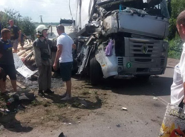 На Іршавщині перекинулась вантажівка: загинула людина