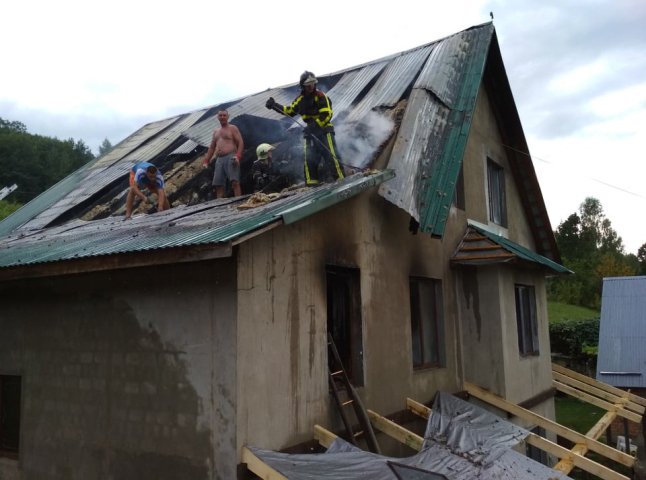 Рятувальники показали фото із пожежі на Хустщині та розповіли подробиці