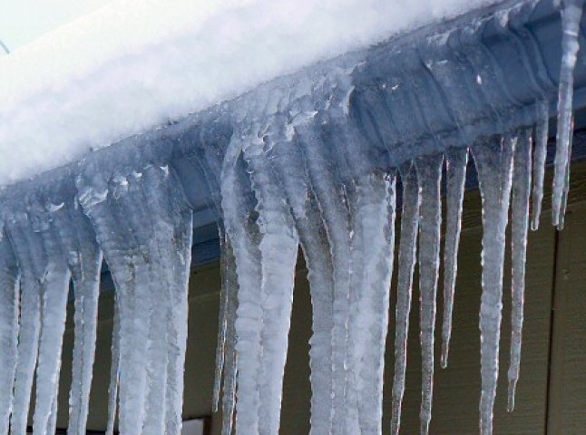 Мукачівська влада зобов’язує власників будинків проводити очищення від снігу та бурульок