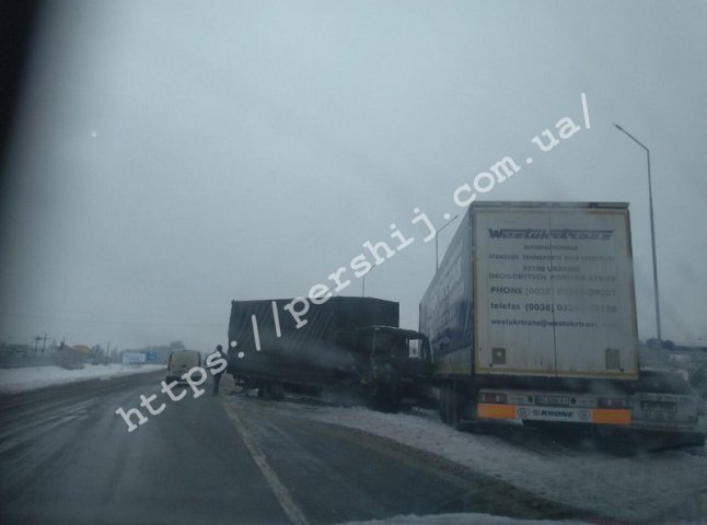 В Ужгороді на об’їзній зіткнулися вантажівки