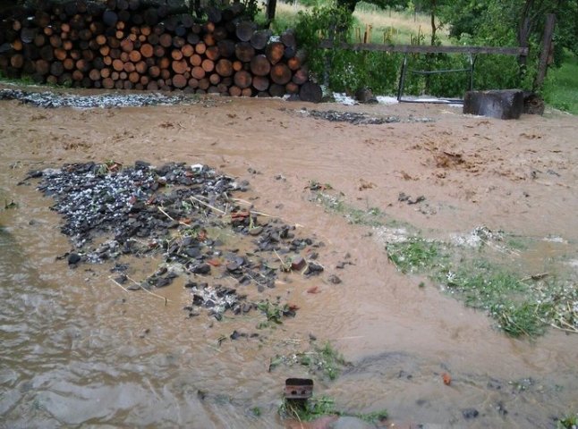 Сильний дощ з градом у гірських районах Мукачівщини знищив урожай та розмив дороги