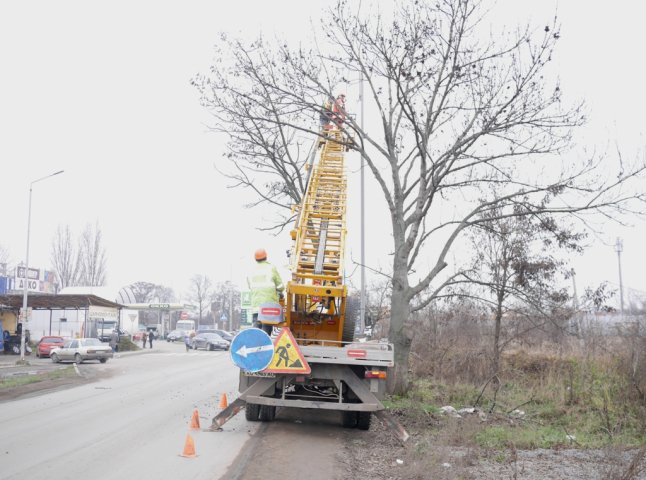 На вулицях Ужгорода оновлюють освітлення та ввімкнуть святкову ілюмінацію