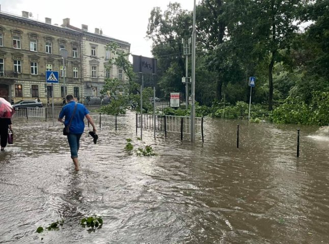 Затоплені вулиці, потрощені авто, зірвані дахи: Львів накрила потужна буря