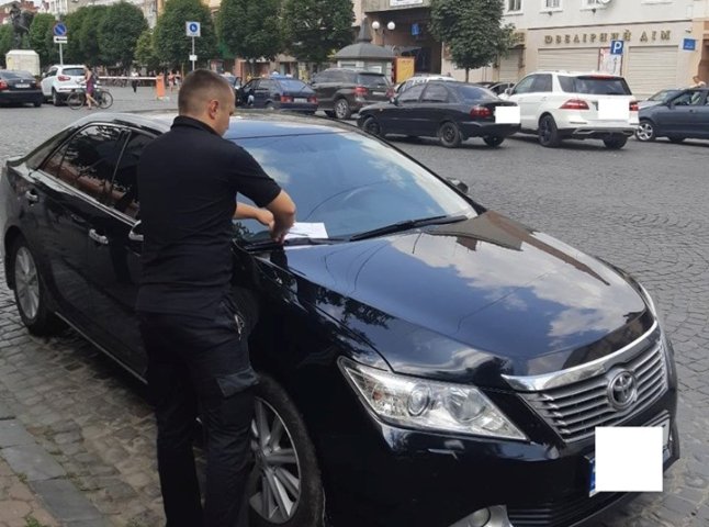 Фотографують порушення, заповнюють бланк, залишають під "двірниками": як у Мукачеві штрафують водіїв без їх присутності