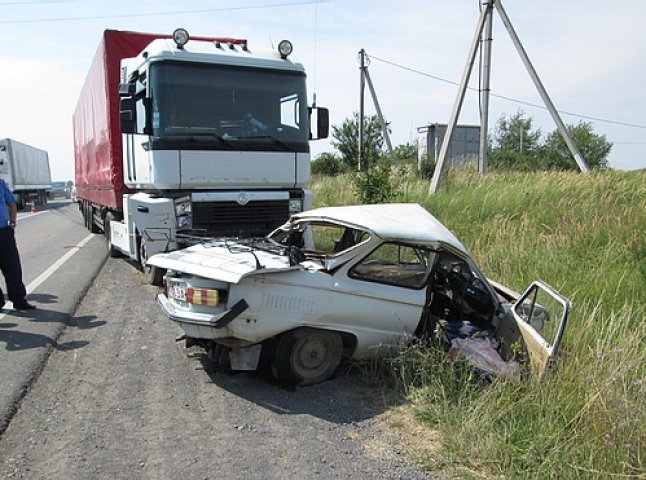 В Ужгороді "Запорожець", порушивши правила, виїхав на головну дорогу, де в нього врізалася фура