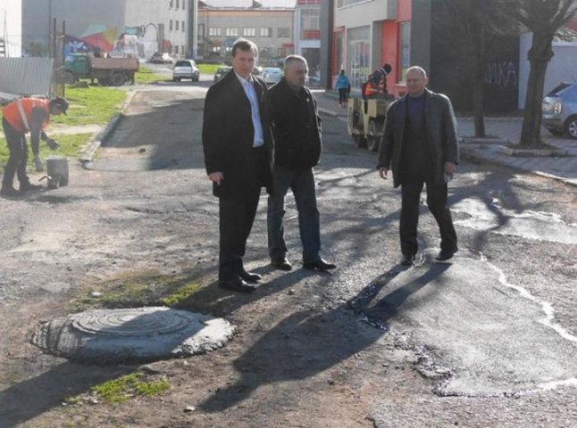 Комунальники ліквідували вибоїни, які утворилися після зими на вулицях Ужгорода