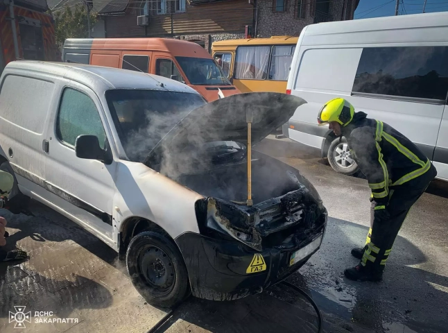 На одній з вулиць Хуста горів легковий автомобіль На одній з вулиць Хуста горів легковий автомобіль