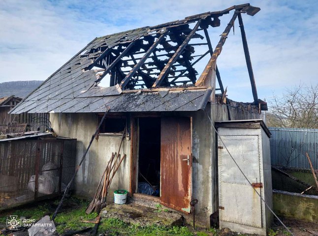 Сусід викликав рятувальників: у селі на Ужгородщині спалахнула пожежа