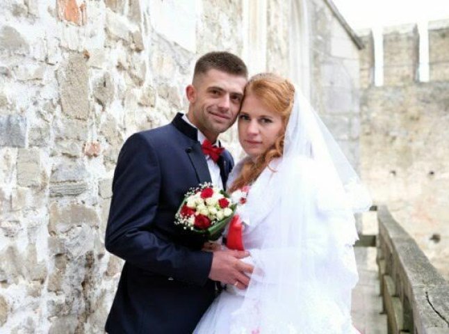 Закарпатський військовий у зоні АТО запропонував одружитись своїй коханій прямо в окопі під час обстрілу з мінометів