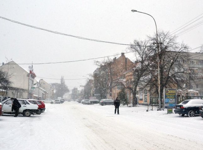 Ужгородців закликают очистити дороги від снігу самостійно